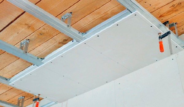 отделка потолка в деревянном доме гипсокартон